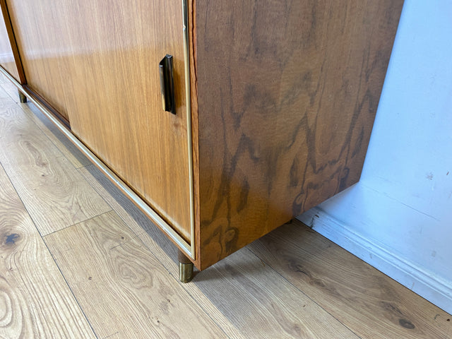 Hochwertiger 50er Jahre Wohnzimmerschrank aus vollem Holz in Nussbaum mit Schiebetüren I Highboard Bücherschrank Büchervitrine Sideboard Schrank Vintage Retro 60er I