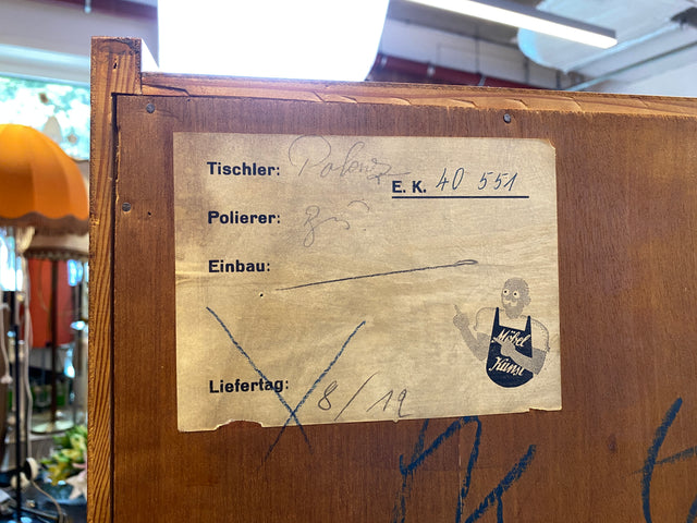Hochwertiger 50er Jahre Wohnzimmerschrank aus vollem Holz in Nussbaum mit Schiebetüren I Highboard Bücherschrank Büchervitrine Sideboard Schrank Vintage Retro 60er I