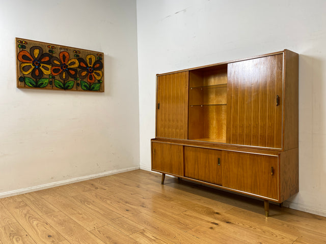 Hochwertiger 50er Jahre Wohnzimmerschrank aus vollem Holz in Nussbaum mit Schiebetüren I Highboard Bücherschrank Büchervitrine Sideboard Schrank Vintage Retro 60er I