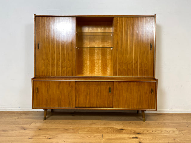 Hochwertiger 50er Jahre Wohnzimmerschrank aus vollem Holz in Nussbaum mit Schiebetüren I Highboard Bücherschrank Büchervitrine Sideboard Schrank Vintage Retro 60er I
