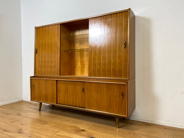 Hochwertiger 50er Jahre Wohnzimmerschrank aus vollem Holz in Nussbaum mit Schiebetüren I Highboard Bücherschrank Büchervitrine Sideboard Schrank Vintage Retro 60er I