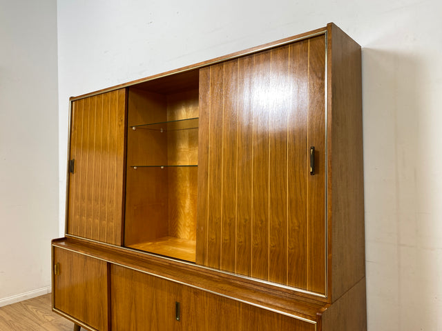 Hochwertiger 50er Jahre Wohnzimmerschrank aus vollem Holz in Nussbaum mit Schiebetüren I Highboard Bücherschrank Büchervitrine Sideboard Schrank Vintage Retro 60er I