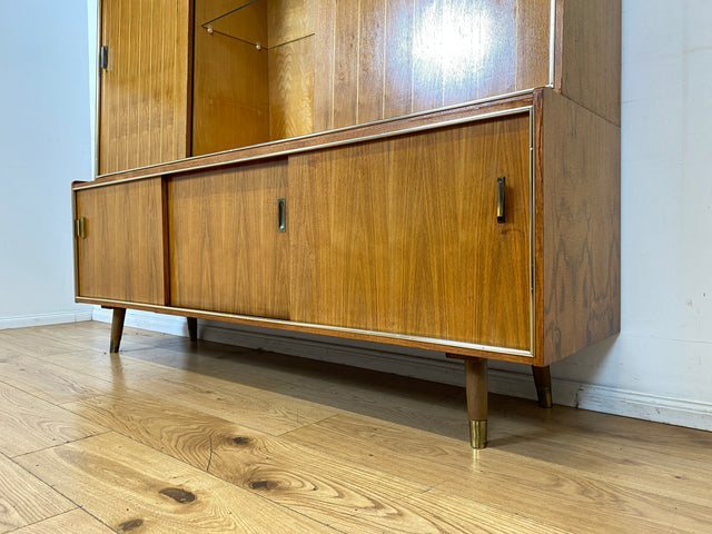 Hochwertiger 50er Jahre Wohnzimmerschrank aus vollem Holz in Nussbaum mit Schiebetüren I Highboard Bücherschrank Büchervitrine Sideboard Schrank Vintage Retro 60er I