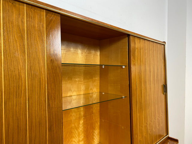 Hochwertiger 50er Jahre Wohnzimmerschrank aus vollem Holz in Nussbaum mit Schiebetüren I Highboard Bücherschrank Büchervitrine Sideboard Schrank Vintage Retro 60er I
