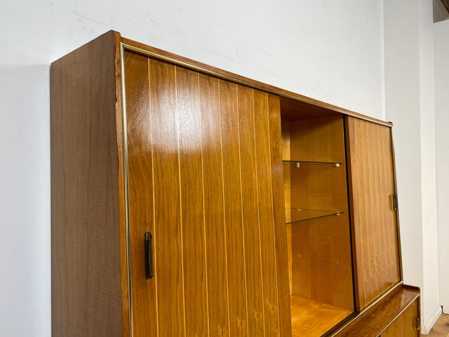 Hochwertiger 50er Jahre Wohnzimmerschrank aus vollem Holz in Nussbaum mit Schiebetüren I Highboard Bücherschrank Büchervitrine Sideboard Schrank Vintage Retro 60er I