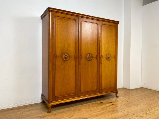 Besonders schöner 60er Jahre Chippendale Kleiderschrank aus vollem Holz mit Schubladen I Schrank Schlafzimmerschrank Wäscheschrank Wardrobe Vintage Mid-Century Barock I
