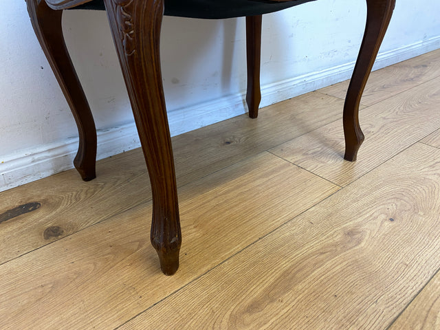 WMK I Eleganter handverzierter 60er Jahre Chippendale Hocker mit cognacfarbenem Kunstleder Bezug