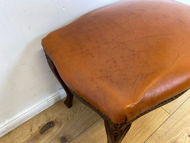WMK I Eleganter handverzierter 60er Jahre Chippendale Hocker mit cognacfarbenem Kunstleder Bezug