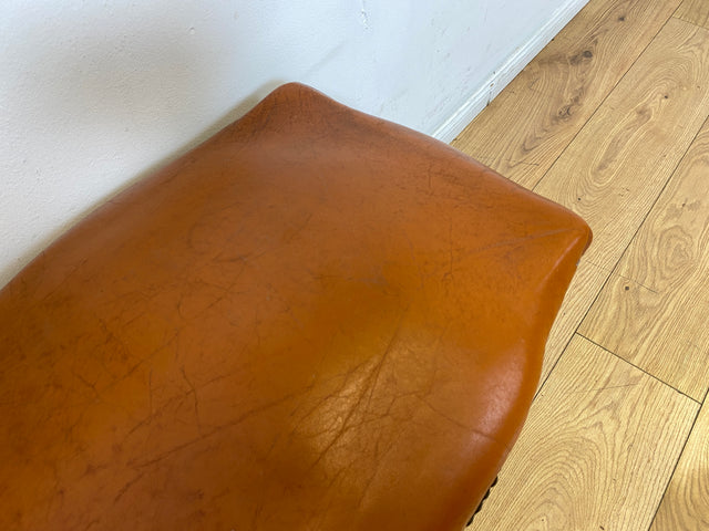 WMK I Eleganter handverzierter 60er Jahre Chippendale Hocker mit cognacfarbenem Kunstleder Bezug