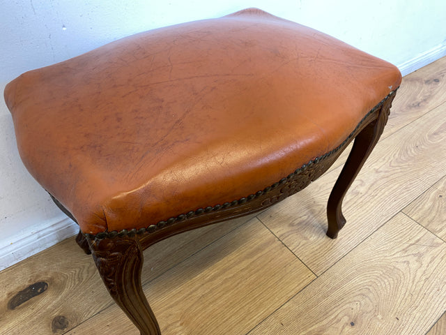 WMK I Eleganter handverzierter 60er Jahre Chippendale Hocker mit cognacfarbenem Kunstleder Bezug