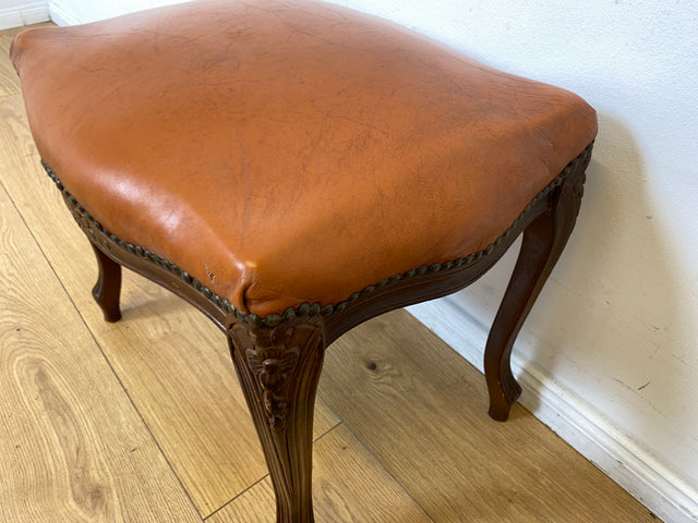 WMK I Eleganter handverzierter 60er Jahre Chippendale Hocker mit cognacfarbenem Kunstleder Bezug