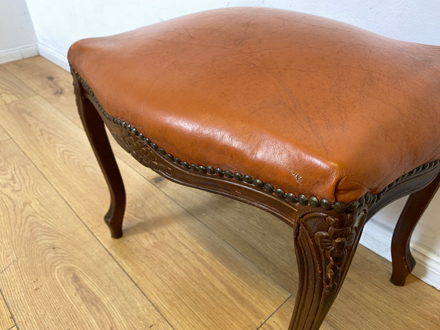 WMK I Eleganter handverzierter 60er Jahre Chippendale Hocker mit cognacfarbenem Kunstleder Bezug