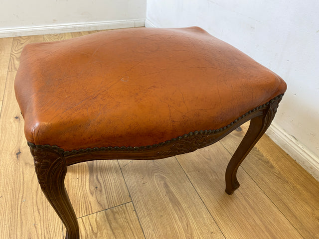 WMK I Eleganter handverzierter 60er Jahre Chippendale Hocker mit cognacfarbenem Kunstleder Bezug