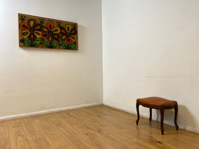 WMK I Eleganter handverzierter 60er Jahre Chippendale Hocker mit cognacfarbenem Kunstleder Bezug