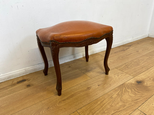 WMK I Eleganter handverzierter 60er Jahre Chippendale Hocker mit cognacfarbenem Kunstleder Bezug
