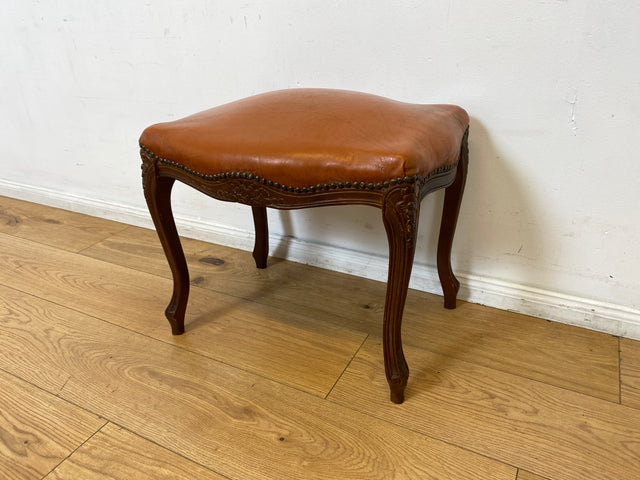WMK I Eleganter handverzierter 60er Jahre Chippendale Hocker mit cognacfarbenem Kunstleder Bezug