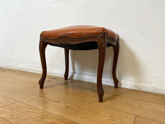 WMK I Eleganter handverzierter 60er Jahre Chippendale Hocker mit cognacfarbenem Kunstleder Bezug