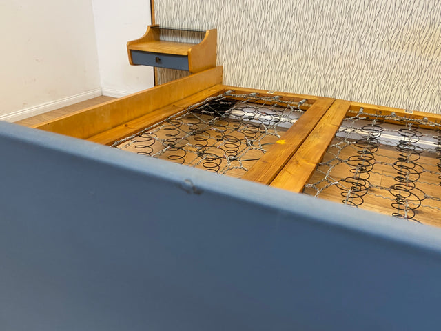 Kultiges 60er Jahre Bett von VEB Hellerau in sehr seltener Ausführung mit integrierten Nachttischen I Doppelbett Schlafzimmerbett Schlafzimmer Vintage DDR Mid-Century 50er I