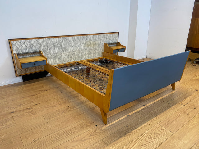 Kultiges 60er Jahre Bett von VEB Hellerau in sehr seltener Ausführung mit integrierten Nachttischen I Doppelbett Schlafzimmerbett Schlafzimmer Vintage DDR Mid-Century 50er I