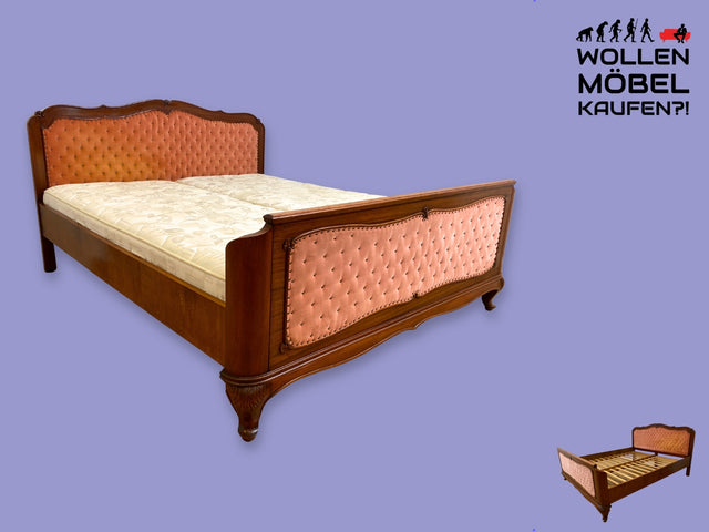 WMK I Elegantes handverziertes 60er Jahre Chippendale Doppelbett in Nussbaum und Altrosa mit Matratzen & Lattenrost I Bett Schlafzimmerbett Barock Louis-Philippe Stilmöbel Vintage Berlin NRW Dresden