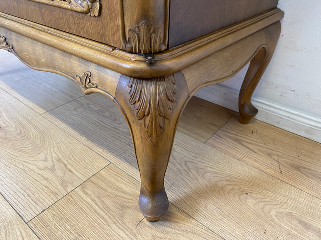 Elegante handverzierte 60er Jahre Chippendale Kommode , früherer Fernsehschrank, Vollholz, mit Wiener Sonnengeflecht I Schrank Wäschekommode Fernsehkommode Wickelkommode Sideboard Barock Vintage I