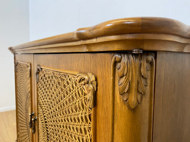 Elegante handverzierte 60er Jahre Chippendale Kommode , früherer Fernsehschrank, Vollholz, mit Wiener Sonnengeflecht I Schrank Wäschekommode Fernsehkommode Wickelkommode Sideboard Barock Vintage I