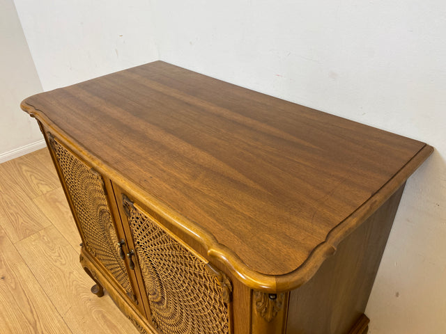 Elegante handverzierte 60er Jahre Chippendale Kommode , früherer Fernsehschrank, Vollholz, mit Wiener Sonnengeflecht I Schrank Wäschekommode Fernsehkommode Wickelkommode Sideboard Barock Vintage I