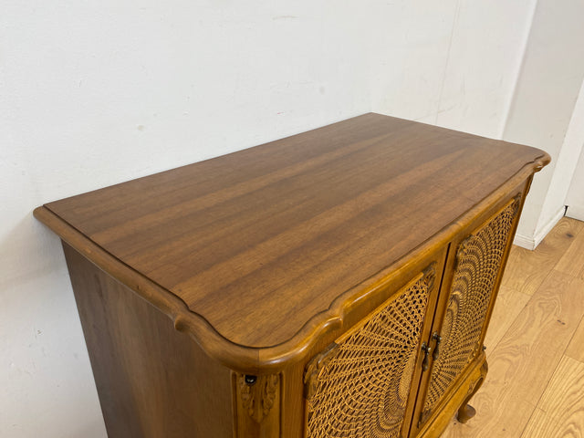 Elegante handverzierte 60er Jahre Chippendale Kommode , früherer Fernsehschrank, Vollholz, mit Wiener Sonnengeflecht I Schrank Wäschekommode Fernsehkommode Wickelkommode Sideboard Barock Vintage I