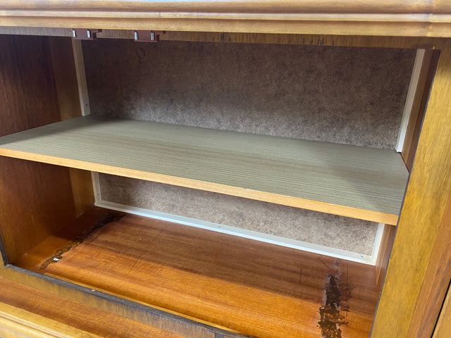 Elegante handverzierte 60er Jahre Chippendale Kommode , früherer Fernsehschrank, Vollholz, mit Wiener Sonnengeflecht I Schrank Wäschekommode Fernsehkommode Wickelkommode Sideboard Barock Vintage I