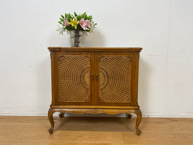 Elegante handverzierte 60er Jahre Chippendale Kommode , früherer Fernsehschrank, Vollholz, mit Wiener Sonnengeflecht I Schrank Wäschekommode Fernsehkommode Wickelkommode Sideboard Barock Vintage I
