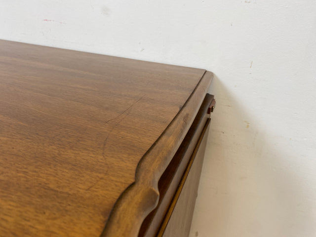 Elegante handverzierte 60er Jahre Chippendale Kommode , früherer Fernsehschrank, Vollholz, mit Wiener Sonnengeflecht I Schrank Wäschekommode Fernsehkommode Wickelkommode Sideboard Barock Vintage I