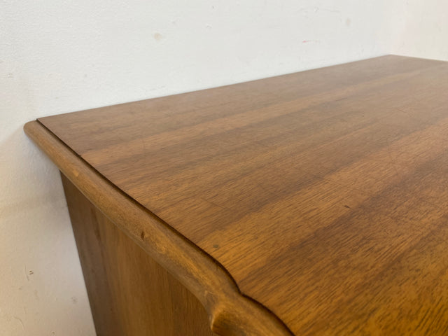 Elegante handverzierte 60er Jahre Chippendale Kommode , früherer Fernsehschrank, Vollholz, mit Wiener Sonnengeflecht I Schrank Wäschekommode Fernsehkommode Wickelkommode Sideboard Barock Vintage I