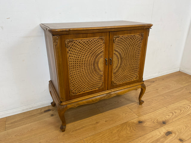 Elegante handverzierte 60er Jahre Chippendale Kommode , früherer Fernsehschrank, Vollholz, mit Wiener Sonnengeflecht I Schrank Wäschekommode Fernsehkommode Wickelkommode Sideboard Barock Vintage I
