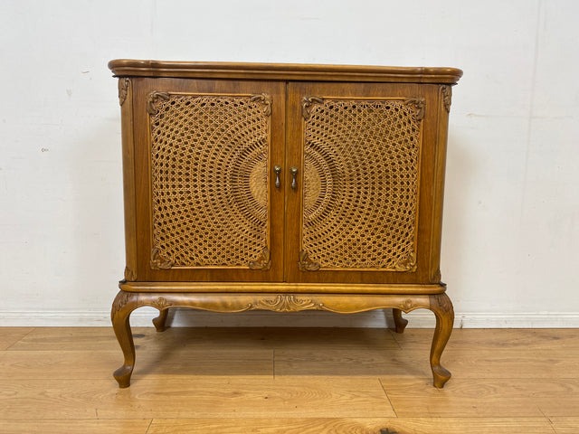 Elegante handverzierte 60er Jahre Chippendale Kommode , früherer Fernsehschrank, Vollholz, mit Wiener Sonnengeflecht I Schrank Wäschekommode Fernsehkommode Wickelkommode Sideboard Barock Vintage I