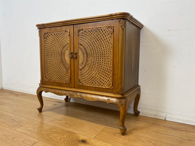 Elegante handverzierte 60er Jahre Chippendale Kommode , früherer Fernsehschrank, Vollholz, mit Wiener Sonnengeflecht I Schrank Wäschekommode Fernsehkommode Wickelkommode Sideboard Barock Vintage I