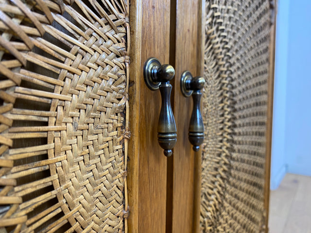Elegante handverzierte 60er Jahre Chippendale Kommode , früherer Fernsehschrank, Vollholz, mit Wiener Sonnengeflecht I Schrank Wäschekommode Fernsehkommode Wickelkommode Sideboard Barock Vintage I