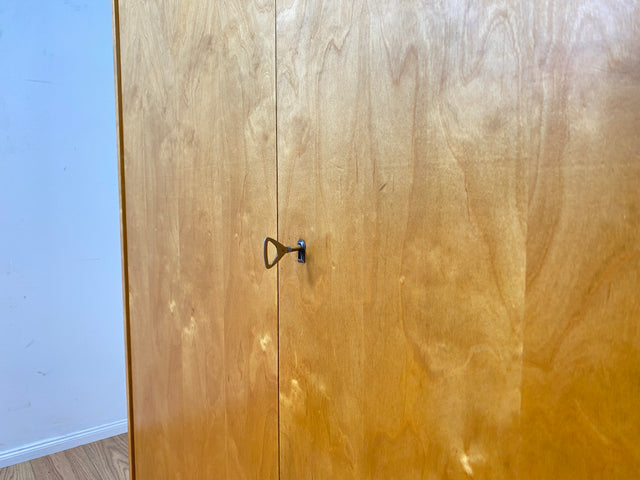 Stilvoller 60er Jahre Kleiderschrank mit Kleiderstange und konischen Füßen