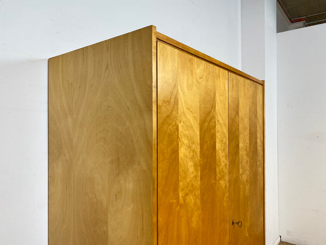 Stilvoller 60er Jahre Kleiderschrank mit Kleiderstange und konischen Füßen