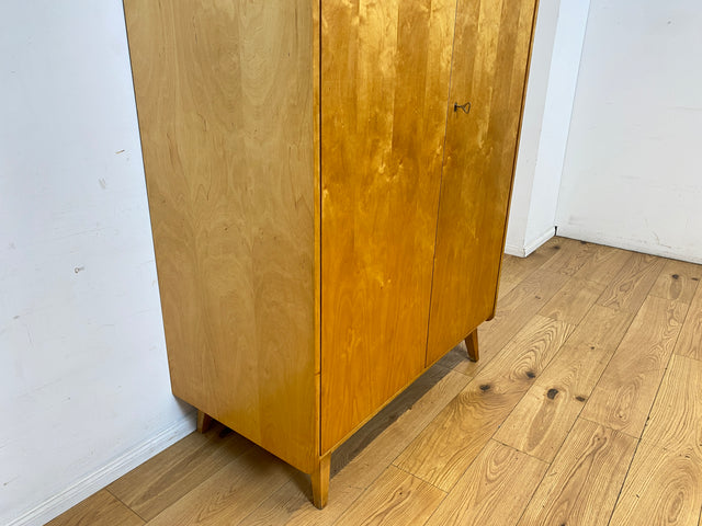 Stilvoller 60er Jahre Kleiderschrank mit Kleiderstange und konischen Füßen