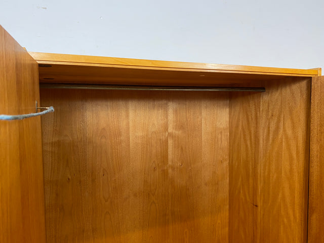Stilvoller 60er Jahre Kleiderschrank mit Kleiderstange und konischen Füßen