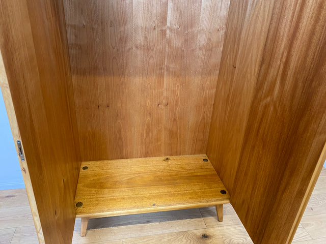 Stilvoller 60er Jahre Kleiderschrank mit Kleiderstange und konischen Füßen