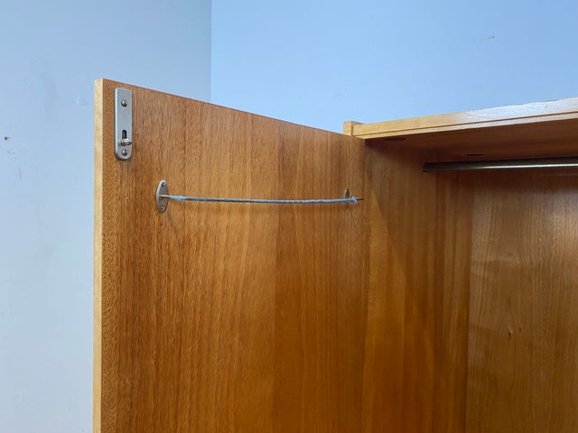 Stilvoller 60er Jahre Kleiderschrank mit Kleiderstange und konischen Füßen