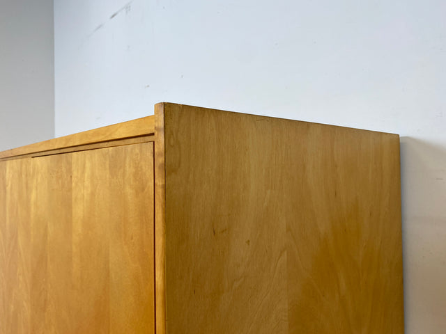 Stilvoller 60er Jahre Kleiderschrank mit Kleiderstange und konischen Füßen