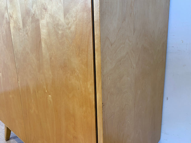 Stilvoller 60er Jahre Kleiderschrank mit Kleiderstange und konischen Füßen