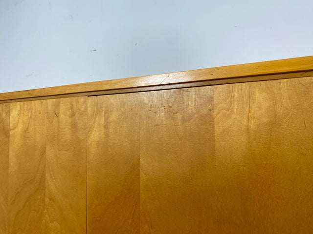 Stilvoller 60er Jahre Kleiderschrank mit Kleiderstange und konischen Füßen