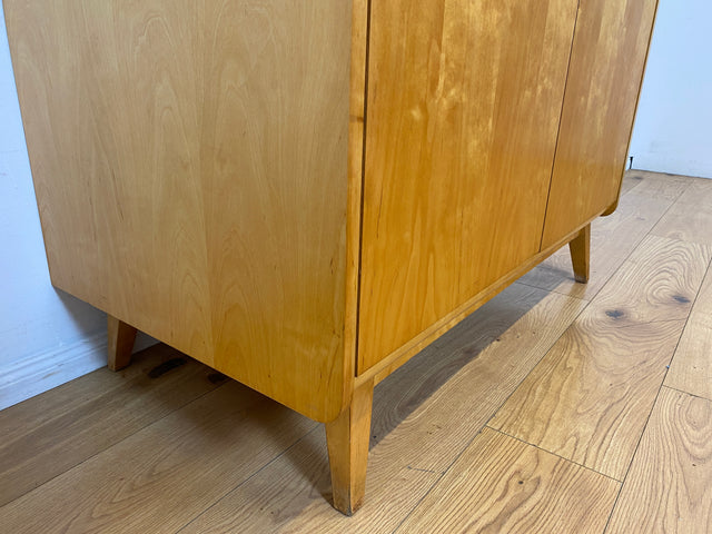 Stilvoller 60er Jahre Kleiderschrank mit Kleiderstange und konischen Füßen