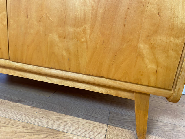 Stilvoller 60er Jahre Kleiderschrank mit Kleiderstange und konischen Füßen