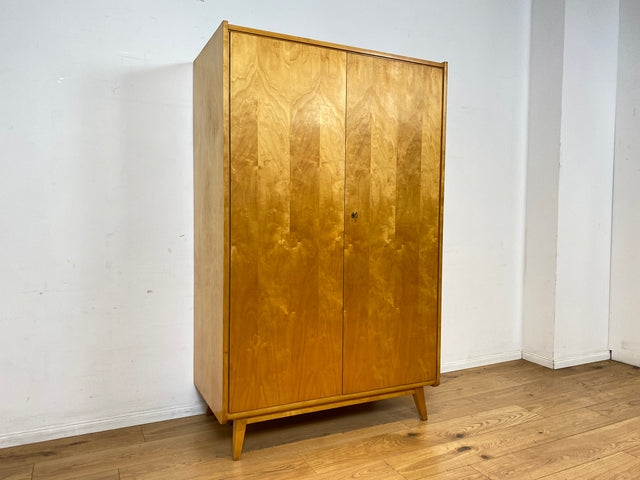 Stilvoller 60er Jahre Kleiderschrank mit Kleiderstange und konischen Füßen