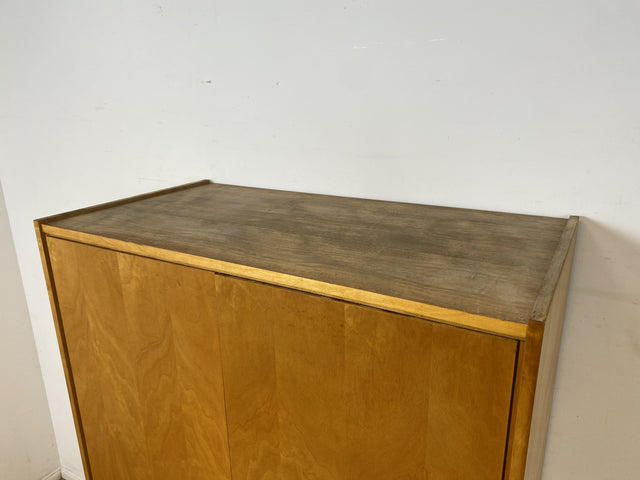 Stilvoller 60er Jahre Kleiderschrank mit Kleiderstange und konischen Füßen