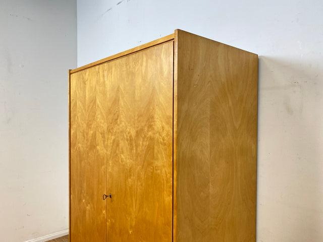 Stilvoller 60er Jahre Kleiderschrank mit Kleiderstange und konischen Füßen